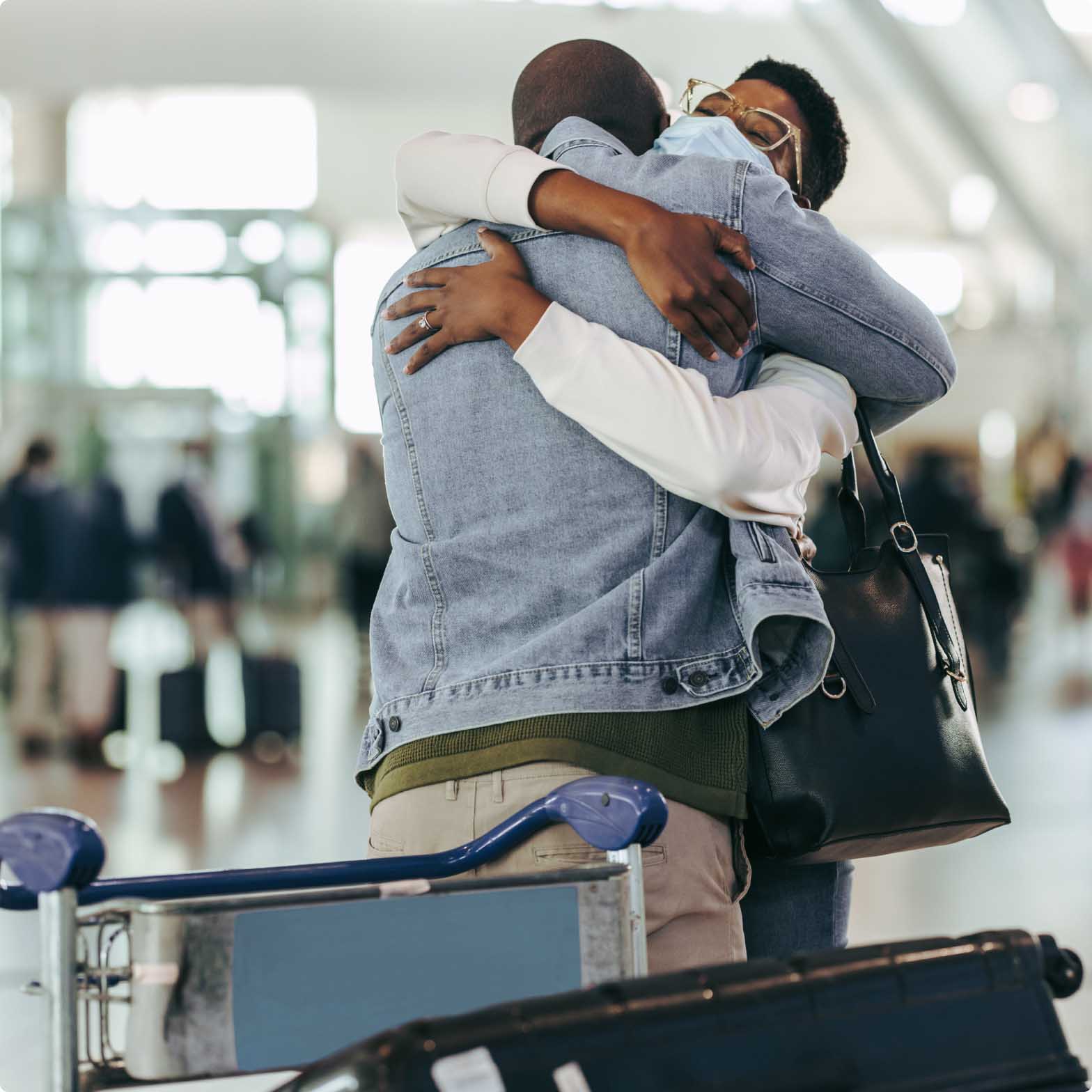 airport_embrace-at-airport_728x728